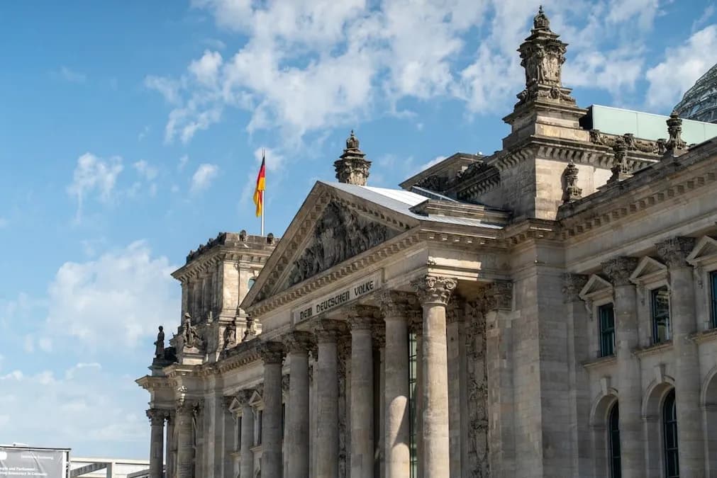 Analyse : Merz réclame un partenariat transatlantique fiable après la menace américaine de réduction des troupes en Allemagne en 2026