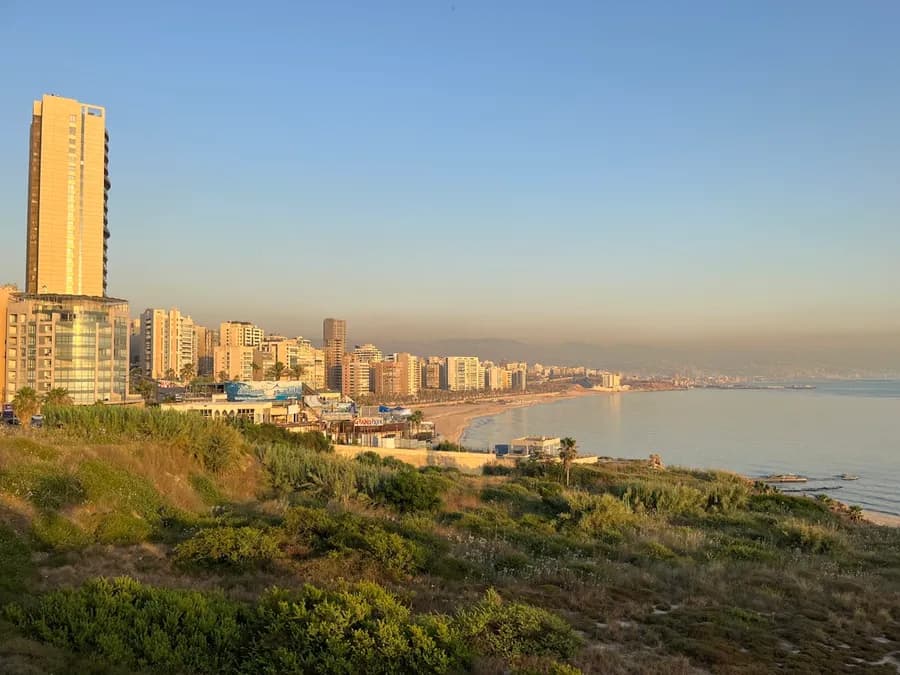 Frappes israéliennes au Liban Sud : analyse des 13 morts et des tensions régionales