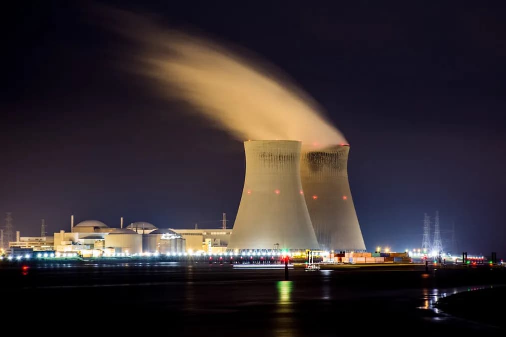 Incendie près de la centrale nucléaire de Barakah aux Emirats suite à une frappe de drone