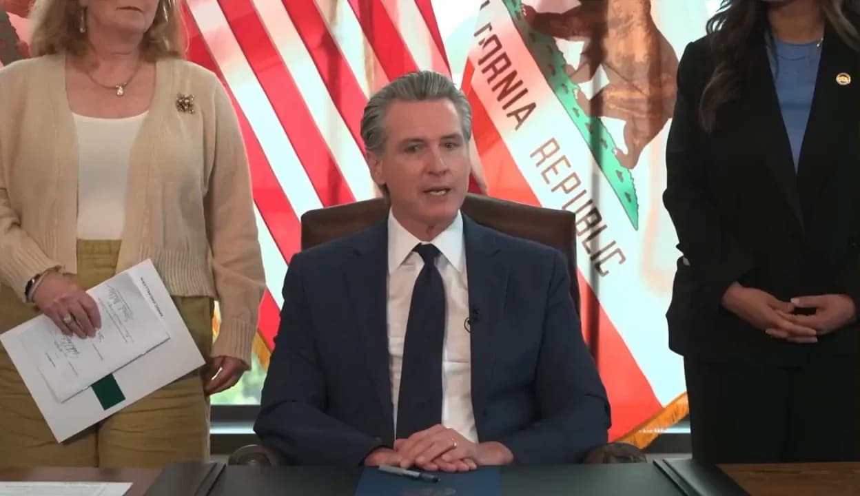 Californie : Gavin Newsom annonce une taxe de 100% sur les bénéficiaires de la fondation Trump