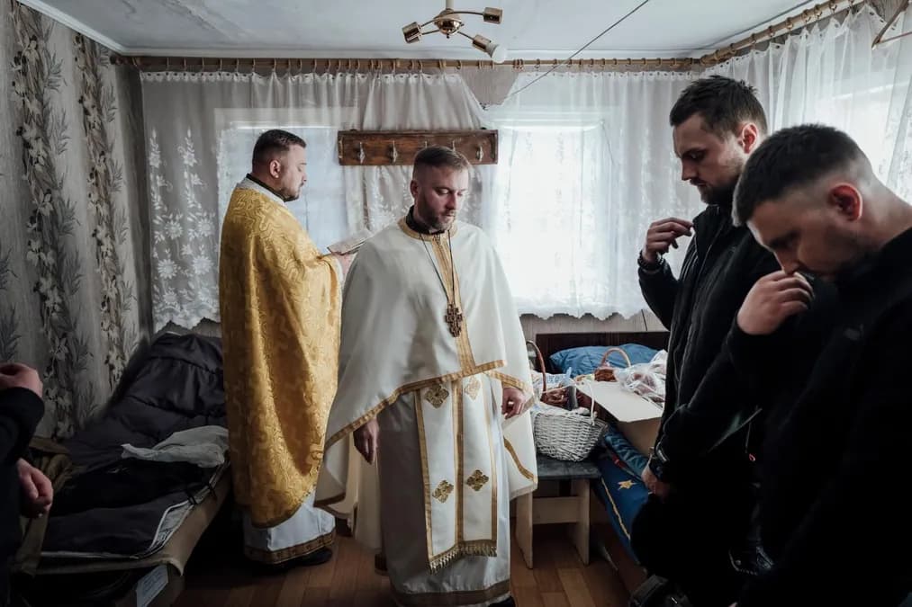 En Ukraine, les aumôniers militaires face à l’épreuve du front et la quête de sens des soldats