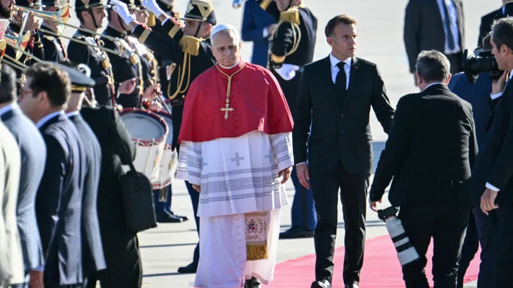 Pape Léon XIV rencontre Emmanuel Macron à l'Élysée : déroulement de la visite officielle
