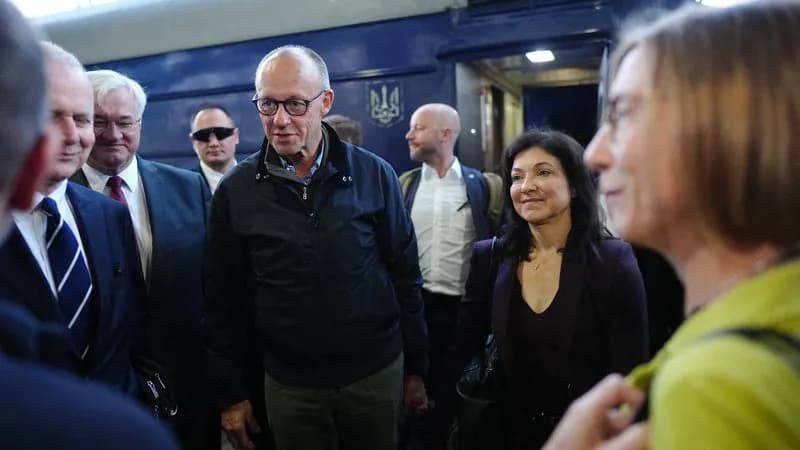 Attaque d'un drone sur un pont de Kiev pendant la visite du chancelier allemand Friedrich Merz