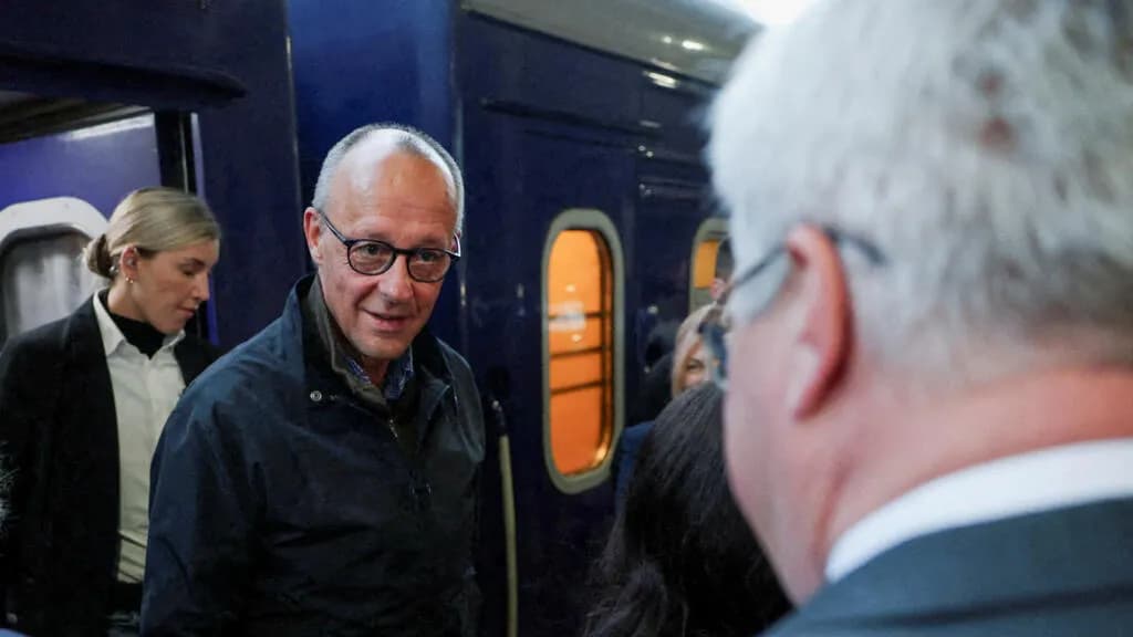Friedrich Merz visite Kiev : une arrivée surprise suivie d’une frappe russe sur le pont Nord