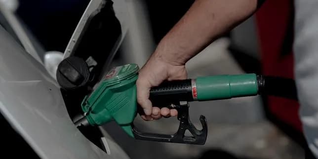 Baisse des émissions de CO₂ en France : l'augmentation des prix du carburant réduit la pollution