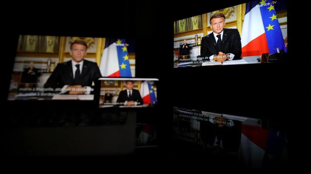 Macron promet fermeté et transparence après violences des manifestations du 17 octobre